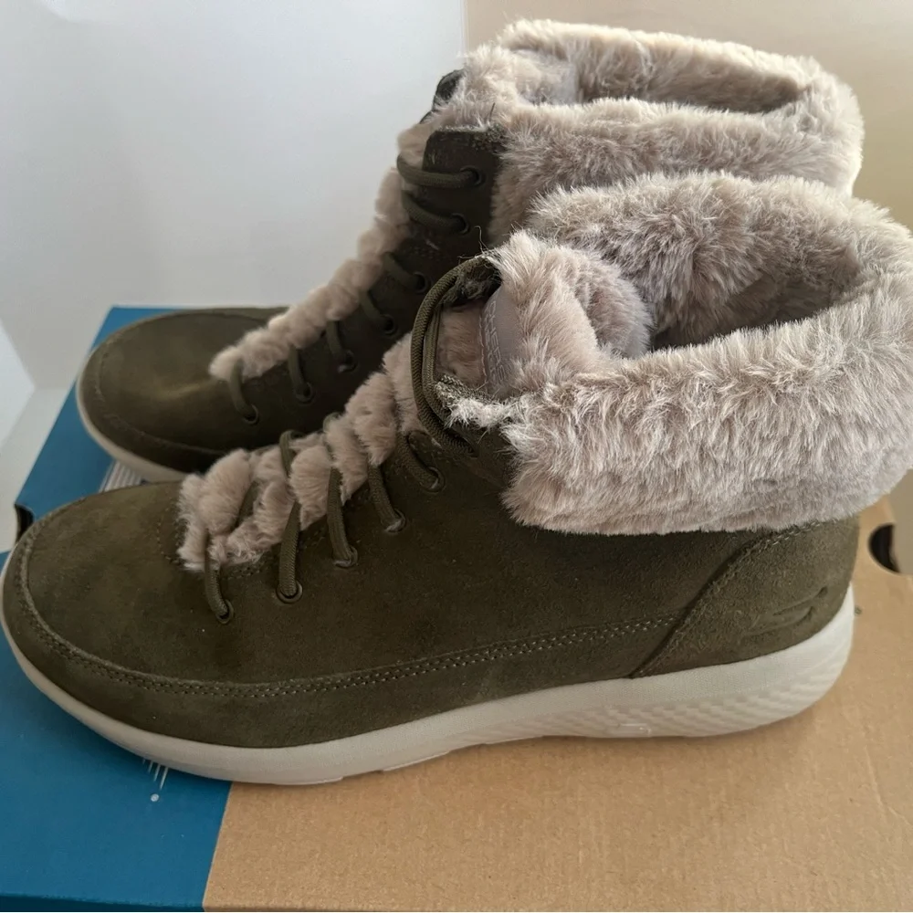 sketchers - Brand New in the original box on the go - olive size 9.5 - Picture 1 of 5